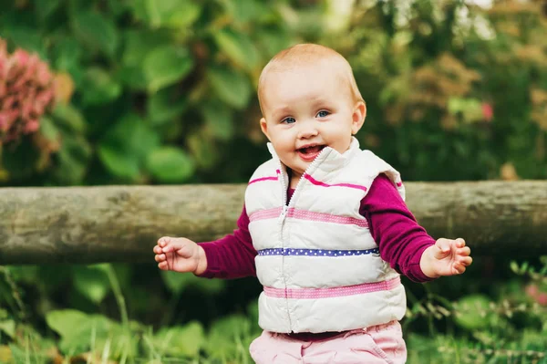 Outdoor Portret van schattige babymeisje van 9-12 maanden oud spelen in het park, het dragen van witte bodywarmer — Stockfoto