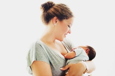 Mutlu genç anne holding yeni doğmuş bebek, beyaz arka plan üzerinde izole portresi