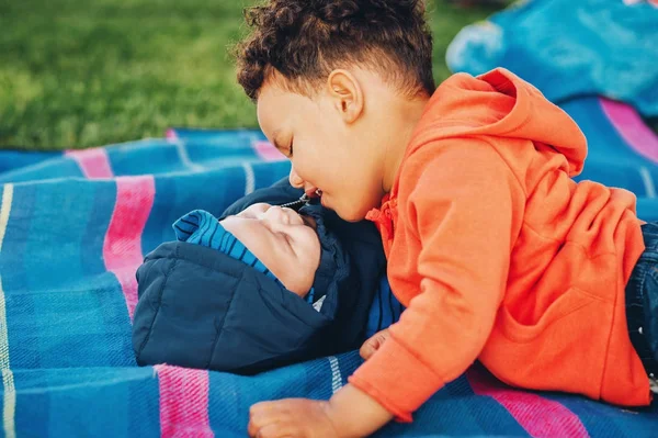 Portrait of two funny brothers playing utside, baby and toddler boys having fun together on a nice sunny day — Stock Photo, Image