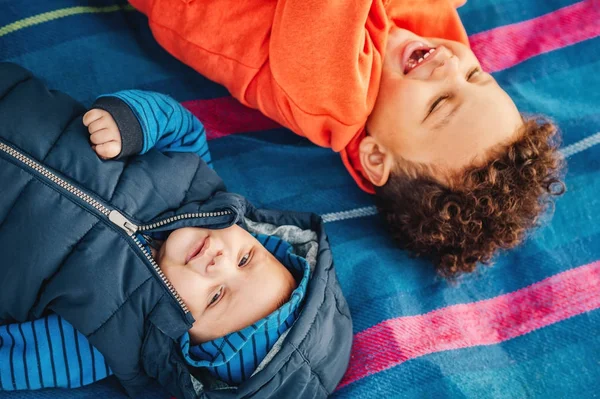 Retrato de dois irmãos engraçados jogando utside, bebê e meninos da criança se divertindo juntos em um dia ensolarado agradável, vista superior — Fotografia de Stock