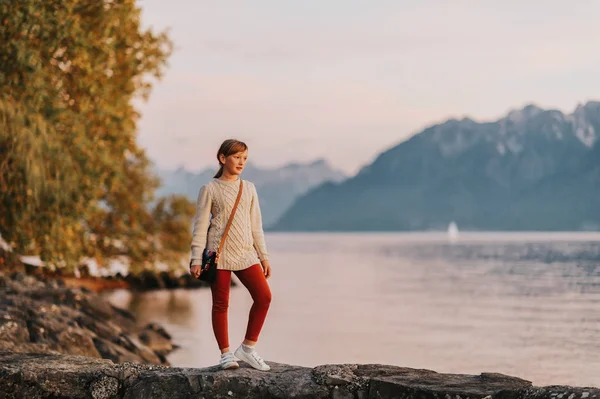 可爱的青春期女孩的户外肖像欣赏尼斯日落日内瓦湖, 瑞士 — 图库照片