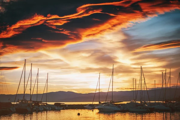 Dramática puesta de sol sobre el lago Ginebra, pequeño puerto para yates en la zona de Lausana — Foto de Stock