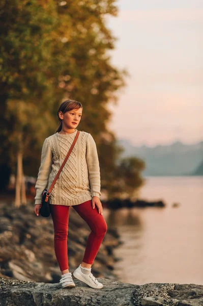 Utomhus porträtt av söt preteen flicka beundra fina solnedgången över lake Geneva, Schweiz — Stockfoto