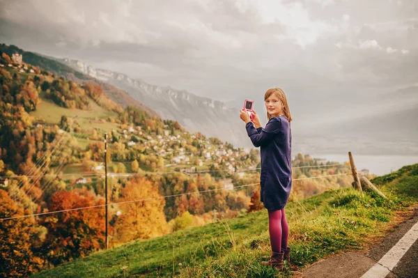 Söt liten flicka ta bilder av fantastiska bergslandskap, resa med barn. Bild tagen i kantonen Vaud i Schweiz — Stockfoto