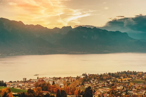 Fantastisk höst landskap av Lavaux vingårdar, schweiziska rivieran, Lausanne, Vaud, Schweiz — Stockfoto