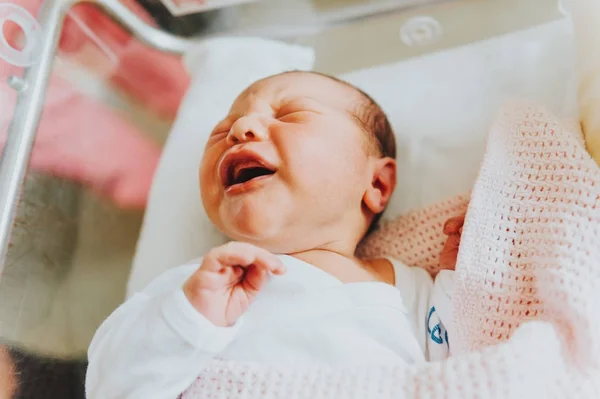 Close up retrato de recém-nascido um dia bebê no berço do hospital — Fotografia de Stock