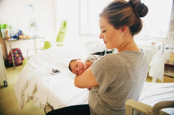 Jovem mãe feliz com bebê recém-nascido no hospital após o parto — Fotografia de Stock