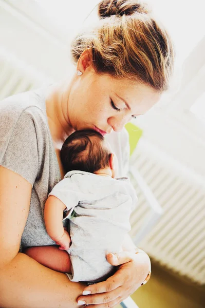 Jovem mãe feliz com bebê recém-nascido no hospital após o parto — Fotografia de Stock