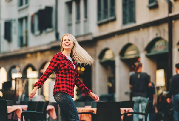 Feliz mujer riendo en las calles de la ciudad disfrutando de un buen día soleado, vistiendo una camisa a cuadros roja, imagen tomada en Vevey, Suiza — Foto de Stock
