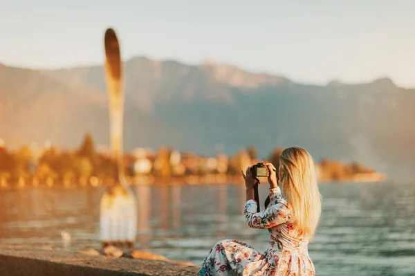 Güzel kadının kafede kahve fincan ile dinlenme açık portre — Stok fotoğraf