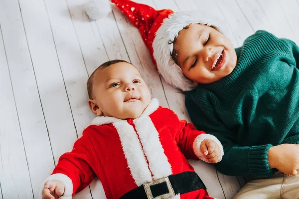 Imagem de dois garotos engraçados vestindo roupa de Natal, vista superior — Fotografia de Stock