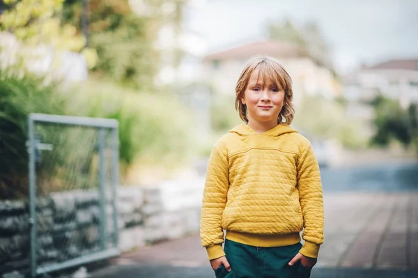 Retrato de moda al aire libre de lindo niño con sudadera amarilla con capucha —  Fotos de Stock