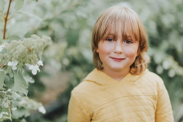 Outdoor fashion portrait of cute little boy wearing yellow hoody sweatshirt — Stock Photo, Image