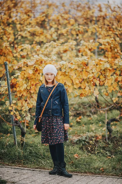 Retrato de moda ao ar livre de menina adorável pretin, vestindo jaqueta de couro azul, vestido da velha escola e botas pretas — Fotografia de Stock