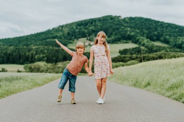Birlikte yaz, mutlu çocukluk döneminde kırsal kesimde oynayan iki sevimli çocuk