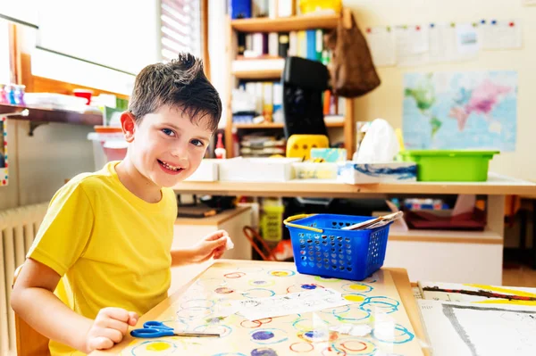 可爱的小男孩在教室里工作, 教育, 回到学校的概念 — 图库照片