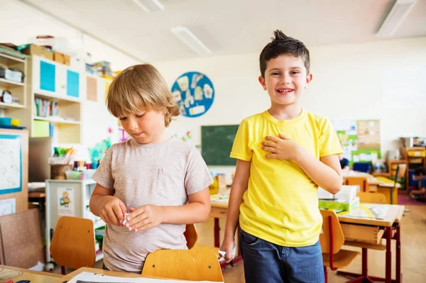 Anak laki-laki yang lucu bekerja di kelas, pendidikan, kembali ke sekolah konsep — Stok Foto