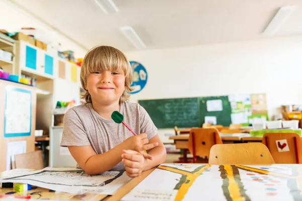 Menino bonito trabalhando em sala de aula, educação, de volta ao conceito de escola — Fotografia de Stock