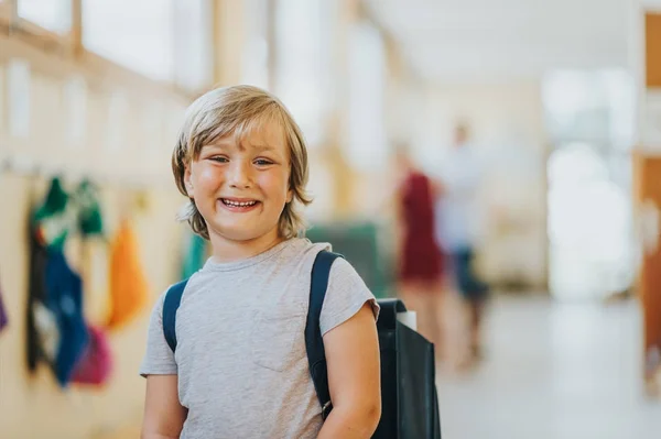 Niño de pie en el pasillo de la escuela, con mochila antigua vintage —  Fotos de Stock