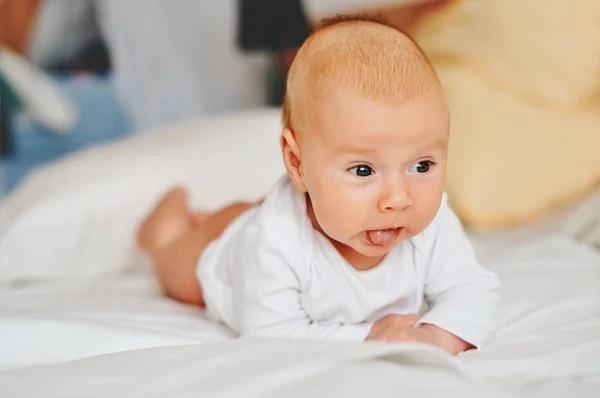 Portret Van Schattig Maand Oude Babyjongen Liggend Buik — Stockfoto