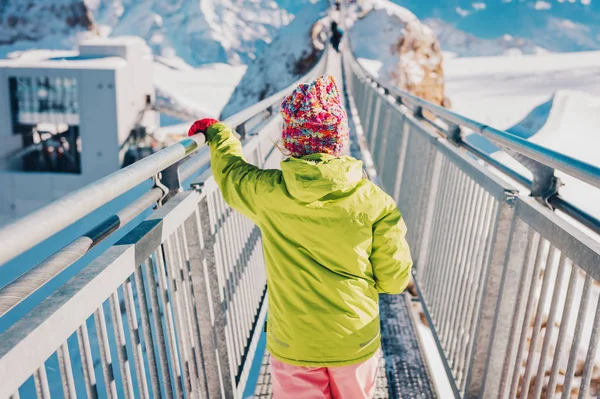 Kid Flicka Som Leker Med Snö Toppen Det Berg Vintersemester — Stockfoto