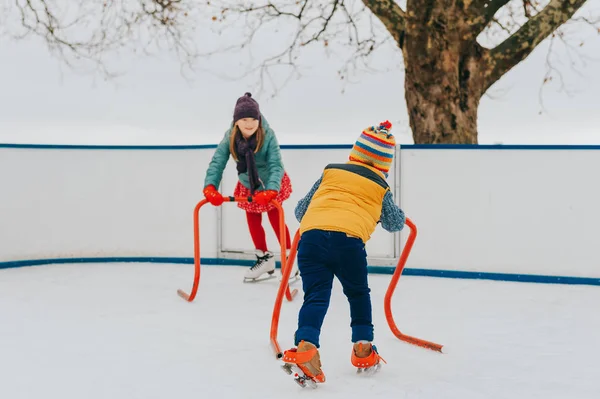 Gelukkig Grappige Weinig Kinderen Oefenen Met Ondersteuning Skating Rink Heldere — Stockfoto