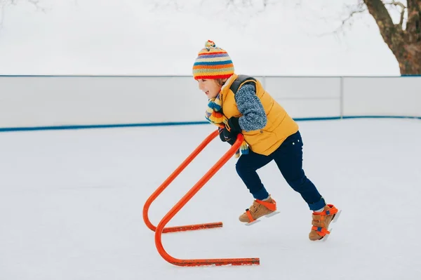 Onnellinen Hauska Pieni Poika Harjoitellaan Tukea Luistinrata Yllään Kirkas Hattu — kuvapankkivalokuva