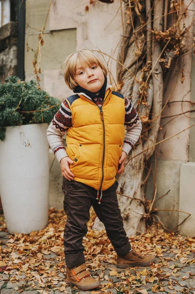 Sıcak Sarı Yelek Giyen Sevimli Küçük Bir Çocuk Yaşında Açık — Stok fotoğraf