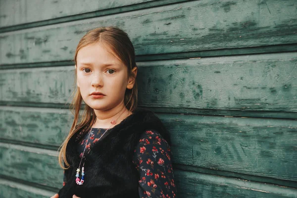 Nahaufnahme Porträt Eines Hübschen Und Traurigen Kleinen Mädchens — Stockfoto