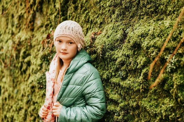 Utomhus Porträtt Söta Lilla Flicka Klädd Rosa Hatt Och Grön — Stockfoto