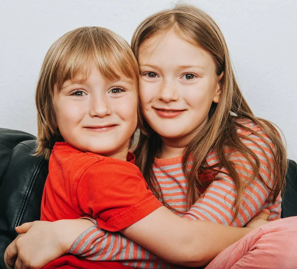 Sevimli Çocuklar Küçük Kardeşi Kız Kardeşi Portresi Kapatın — Stok fotoğraf