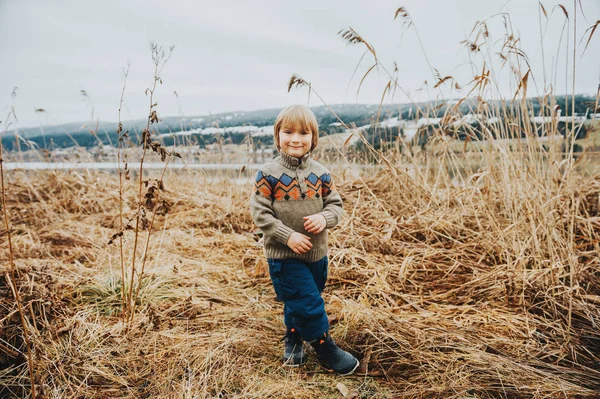 Открытый Портрет Милого Мальчика Лет Играющего Озера Холодный День — стоковое фото