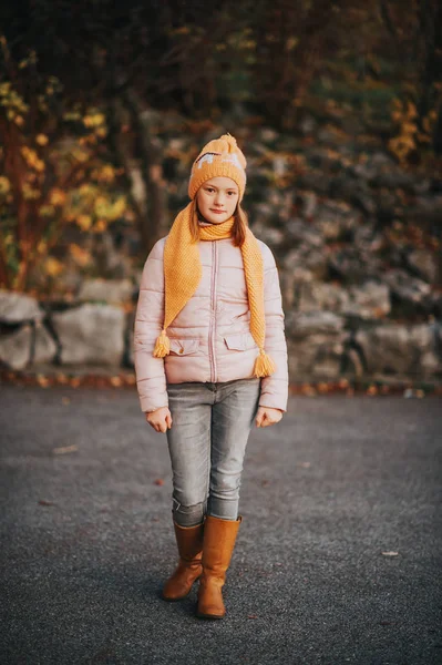 ピンクのジャケットと日焼けの背の高い革のブーツを身に着けているはかなり 歳の少女の屋外のポートレート — ストック写真