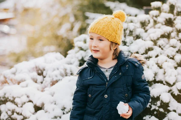 年轻的6岁男孩穿着暖和的夹克和靴子的户外肖像 享受冬天的时间 — 图库照片