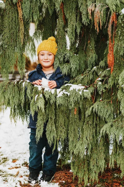 年轻的6岁男孩穿着暖和的夹克和黄色的帽子 享受冬季的户外肖像 — 图库照片