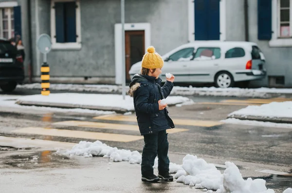 Söt Liten Pojke Leker Med Snön Utomhus Promenader Vid Vägen — Stockfoto