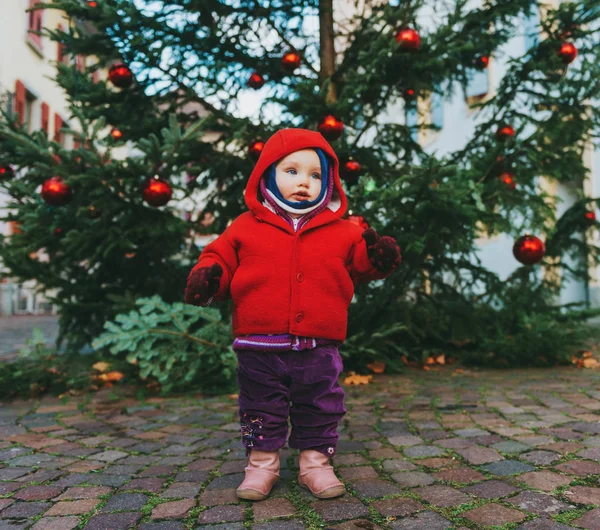 Venkovní Portrét Sladká Rok Starou Holčičku Hraje Vánoční Stromek Sobě — Stock fotografie