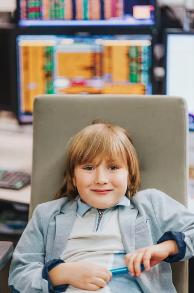 Adorabile Bambino Che Visita Genitori Sul Posto Lavoro Programma Educativo — Foto Stock