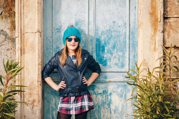 Outdoor Modeporträt Eines Lustigen Jährigen Mädchens Mit Sonnenbrille Und Blauer — Stockfoto