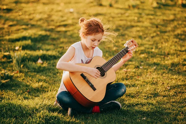 Plenerowej Urocza Letniej Dziewczynki Dziecko Grać Gitarze Zewnątrz Siedząc Jasny — Zdjęcie stockowe