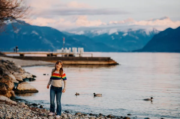 Jeden Szczęśliwy Dziewczyna Bawi Się Przez Jezioro Genewskie Zachodzie Słońca — Zdjęcie stockowe