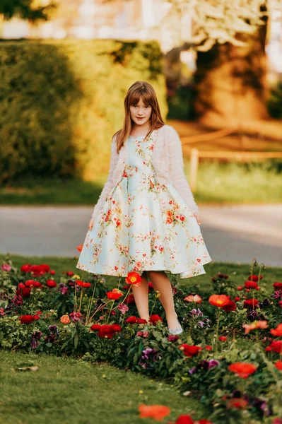 Szép Kislány Gyönyörű Ruha Viselése Játszik Tavaszi Park Szabadtéri Portréja — Stock Fotó