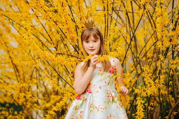 Bella Bambina Che Gioca Con Fiori Primavera Fioritura Forsythia Indossando — Foto Stock