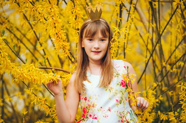 王女のドレス 金の王冠のヘッドバンドを身に着けているレンギョウの花 咲く春と遊ぶかわいい女の子 — ストック写真