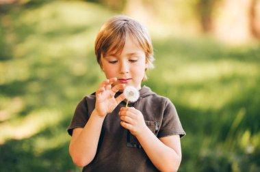 Karahindiba bahar Parkı içinde oynamaktan çok güzel çocuk çocuk