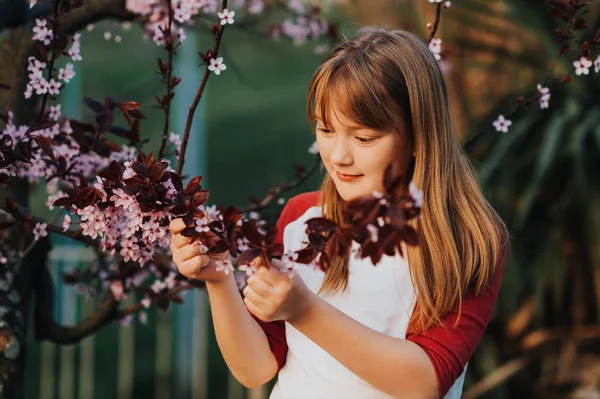 정원에서 흰색과 빨간색 티셔츠 귀여운 아이가 여자의 초상화 — 스톡 사진