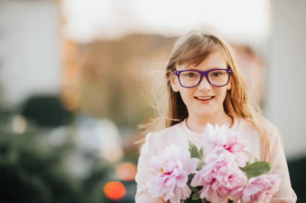 Outdoor Portret Van Een Schattig Klein Jarige Meisje Dragen Brillen — Stockfoto