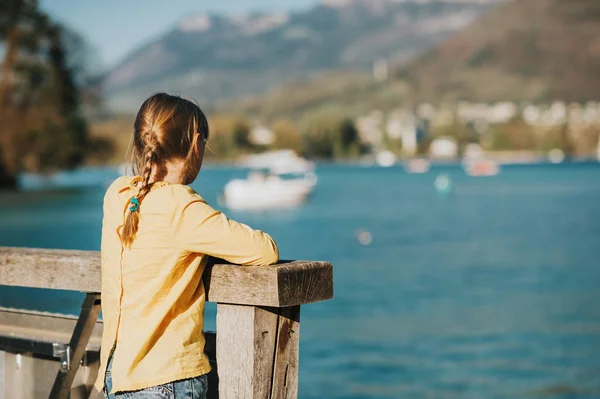 Little Kid Girl Admaring Annecy Lake Erly Spring Family Travel — Stock Photo, Image