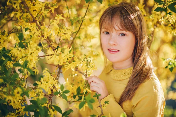 レンギョウの花 黄色のブラウスを着ての咲く春のかわいらしい少女の肖像画 — ストック写真
