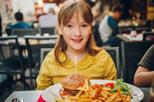 Happy Kid Girl Eating Hamburger French Fries Outdoor Restaurant — Stock Photo, Image